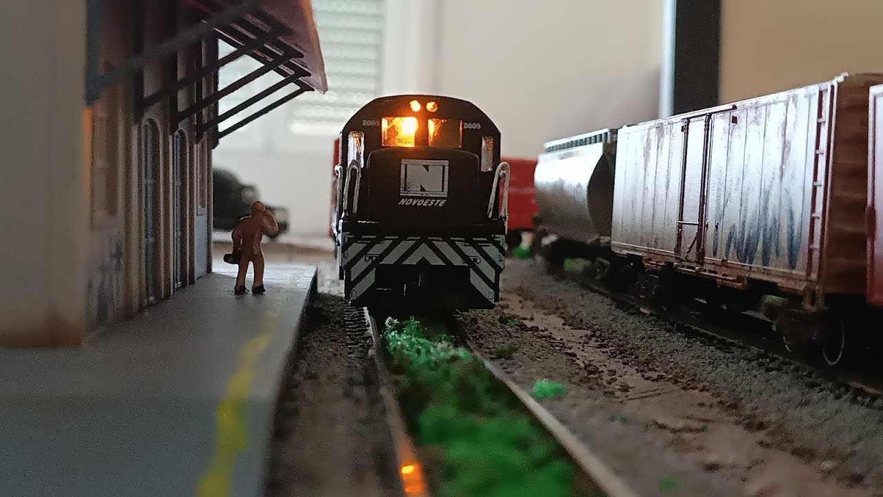 Trem da novoeste rodando na maquete 