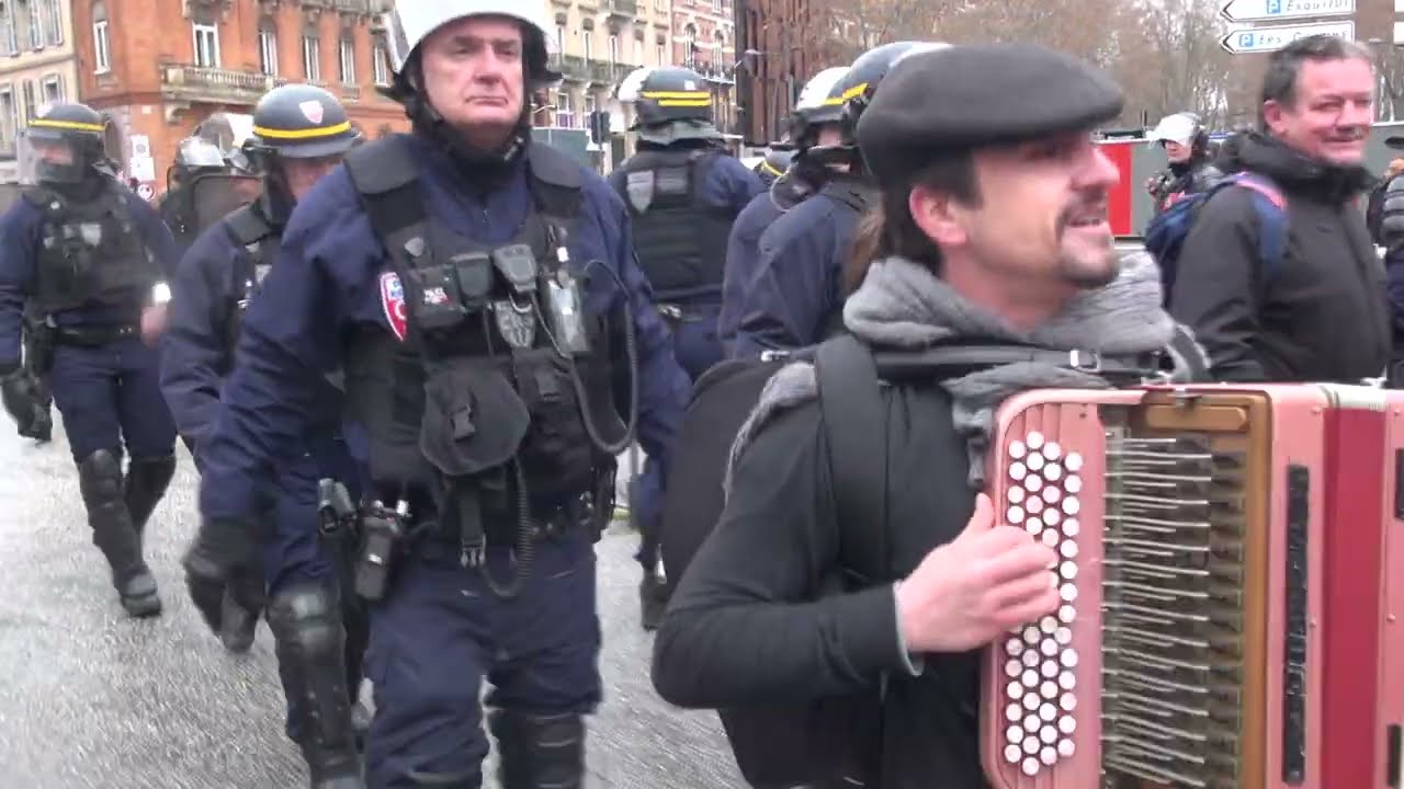 Toulouse - 7 février 2023 - Chanson Révolution permanente dans les rues toulousaines