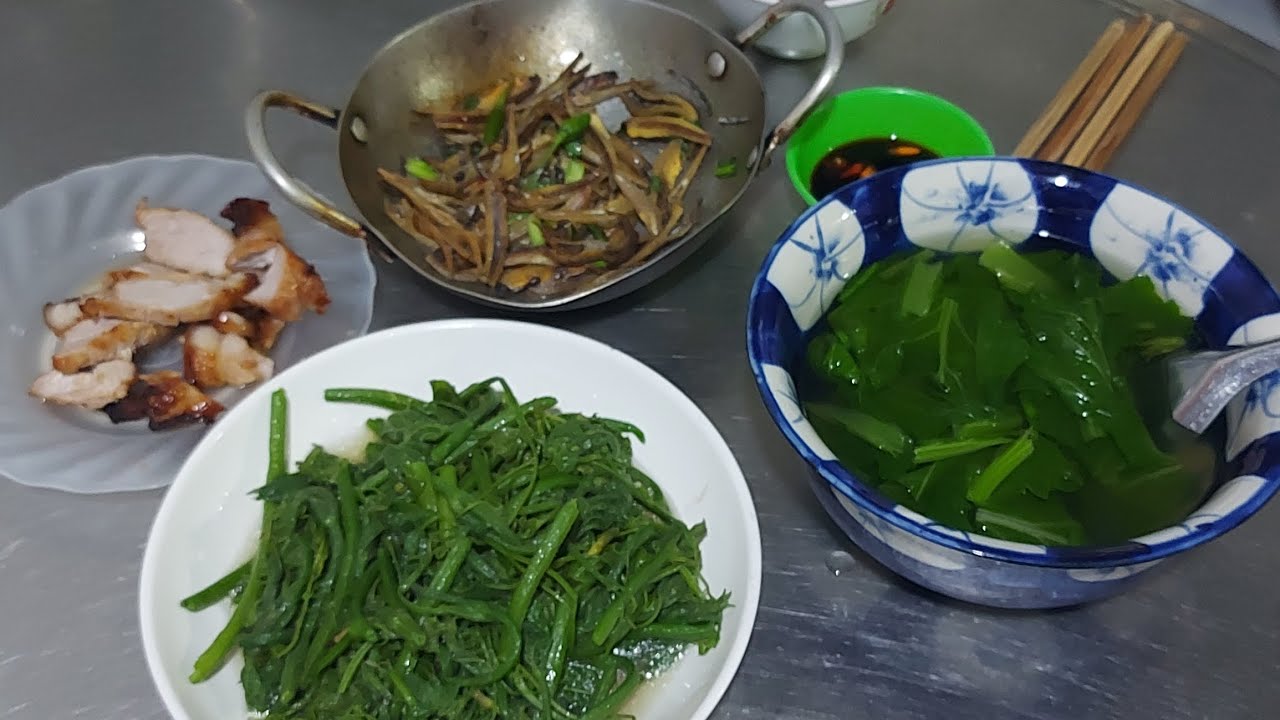 Đơn giản Bữa cơm Quê canh cải và khô cá cơm kho khô và đọt bí đỏ xào quá tuyệt vời 