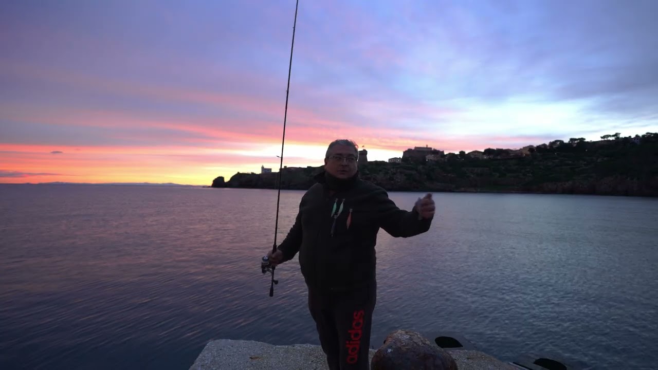 Matteo pesca dal molo di Capraia