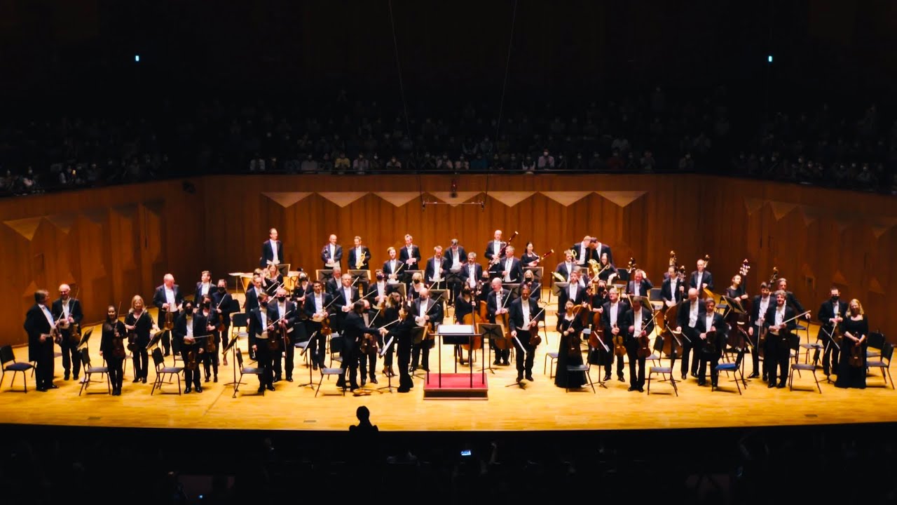 Han-Na Chang conducts Arirang, an encore