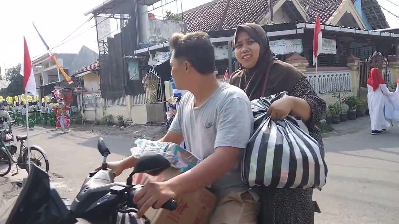 Pawai Agustusan Dari Siswa/Siswi MI Hidayatut Thowalib Pare