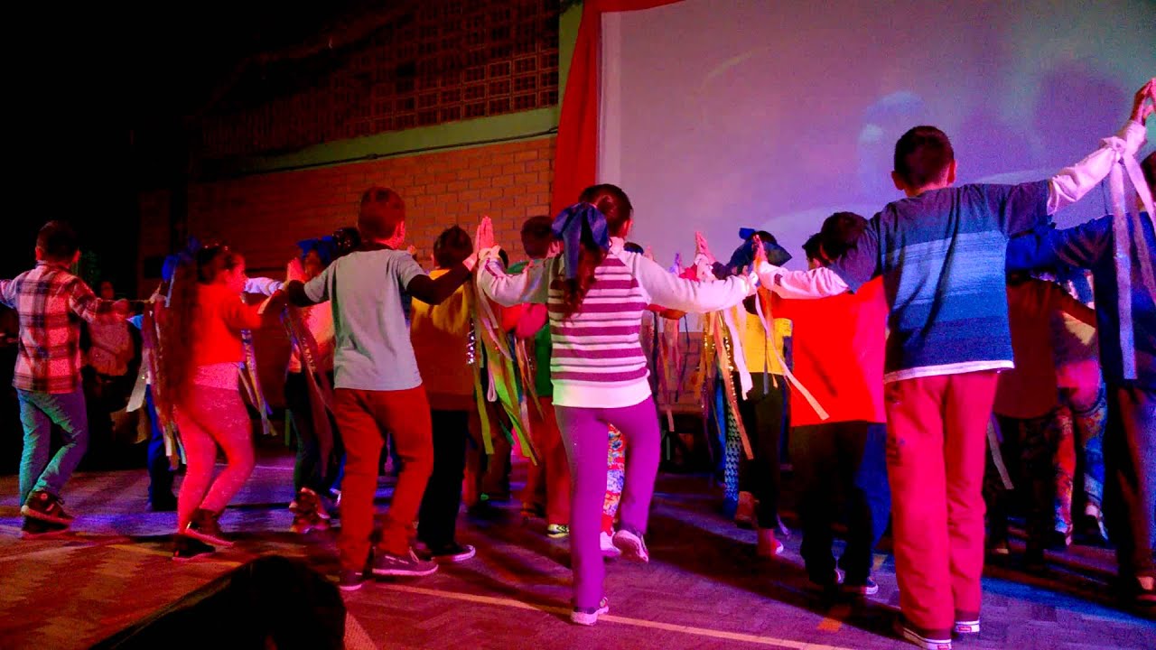 Coreografia Filme Rio - 4º Ano - EMEF Santos Dumont