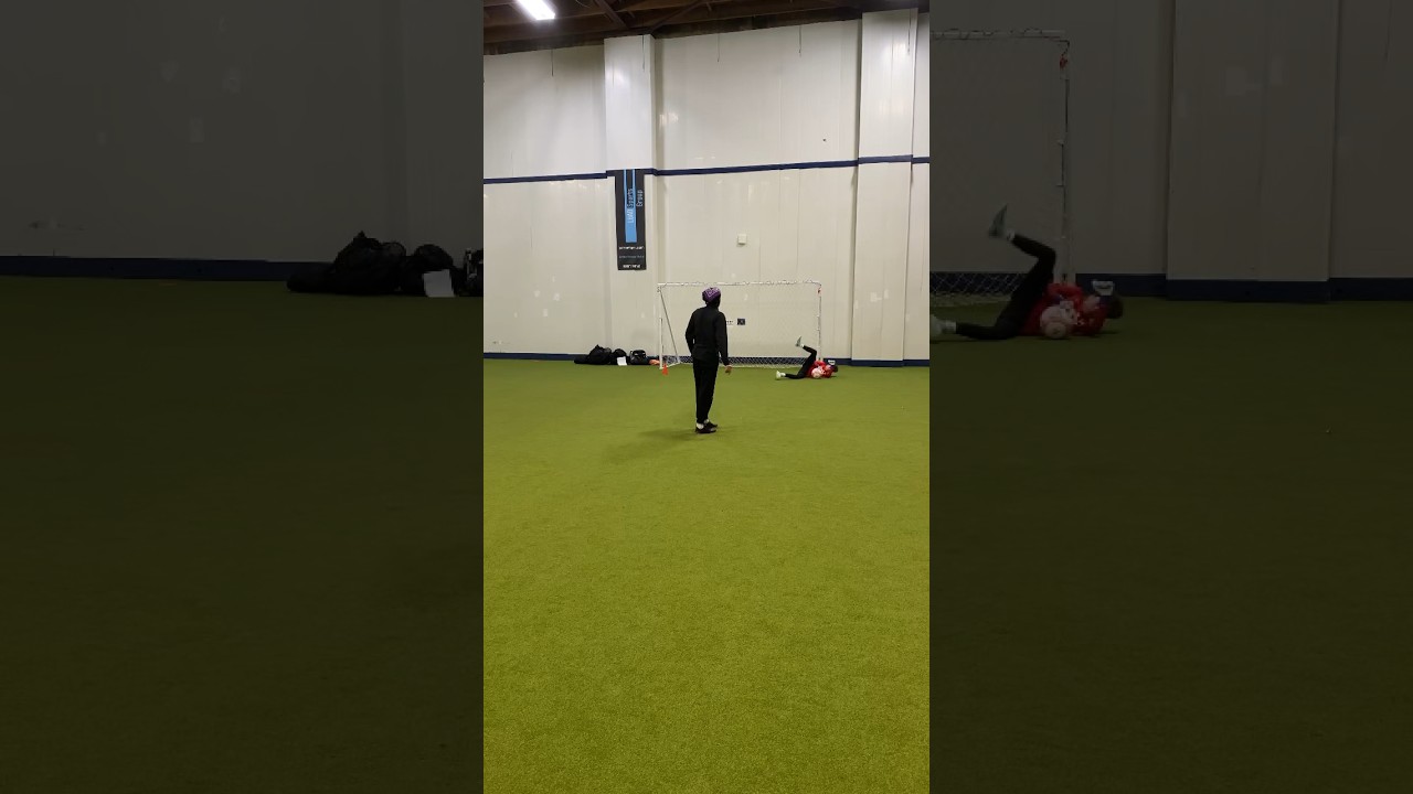 Diving + Footwork #goalkeepertraining #goalkeeper #goalkeepersaves #soccer #futbol #training #coach