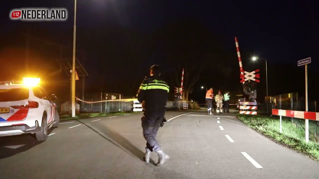 Persoon overleden na aanrijding met trein bij overweg