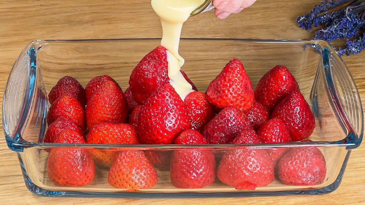 Сгущенка и клубника! Самый простой рецепт, который когда-либо готовили.