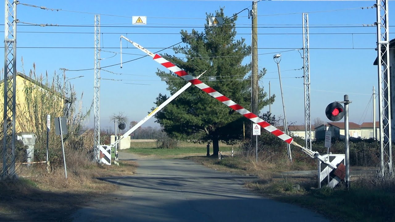 Salussola (I) Passaggio a Livello // Level crossing //
