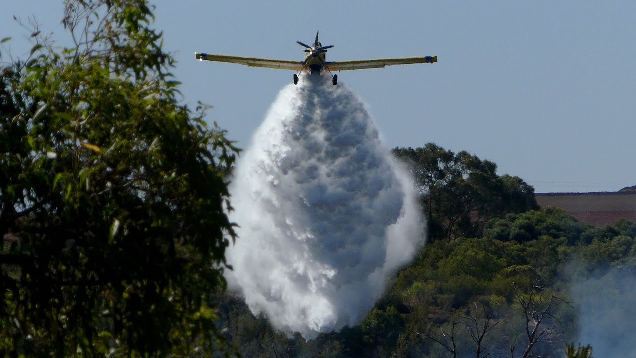 Bushfire in Orelia WA - Air Support Dropping Water - 26 Feb 2023