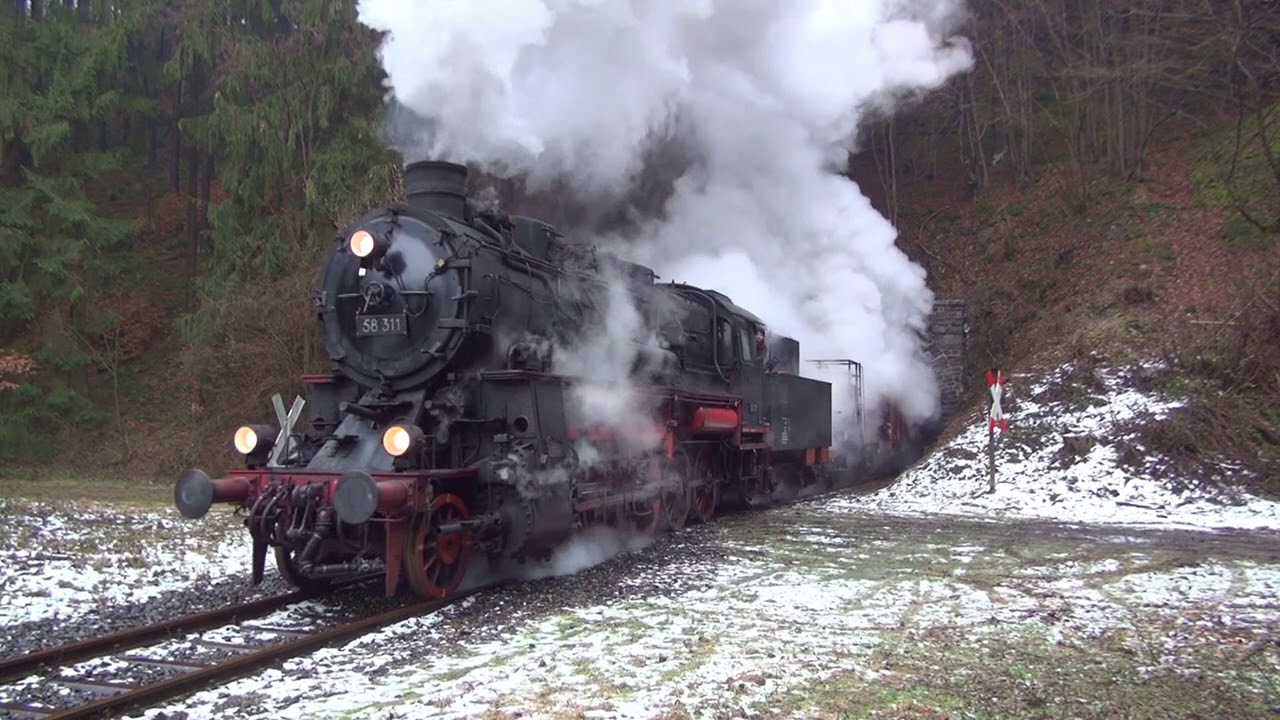 Gänsehaut pur! 58 311 kämpft sich in Schrittgeschwindigkeit aus dem Scheuerfelder Tunnel