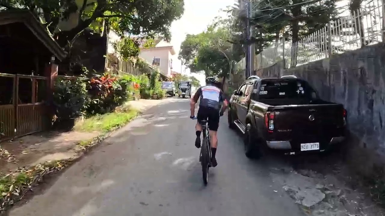 Troy riding in Tagaytay, Philippines. 🇵🇭 🚴‍♂️ 💨