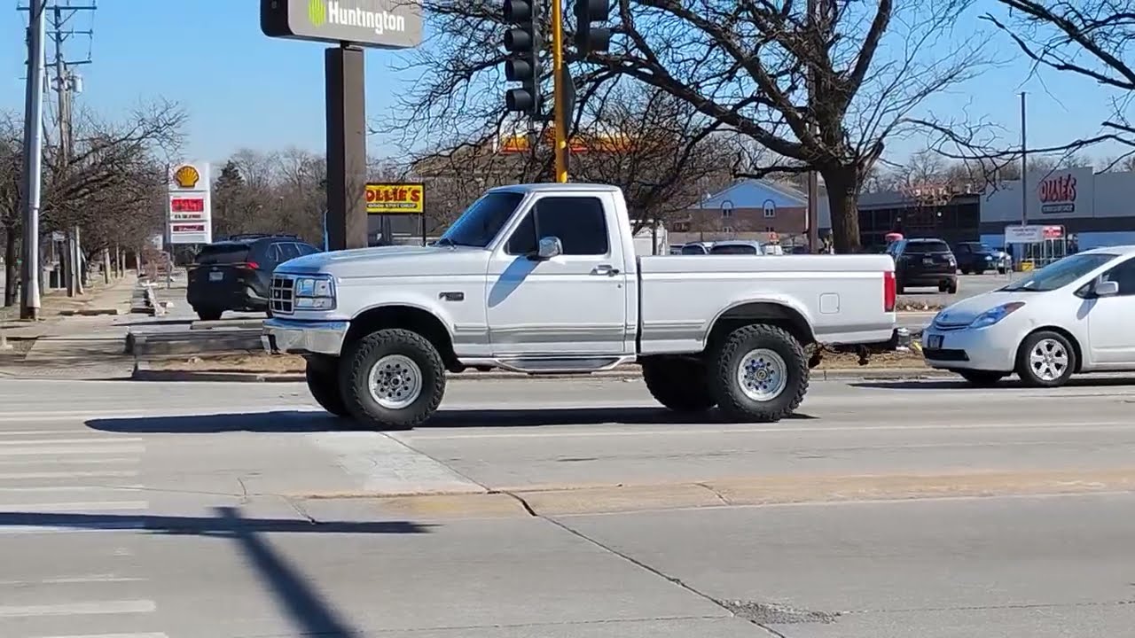 Spotted another 1995 Ford F-150 Single Cab, but this one is in Homewood, Illinois.