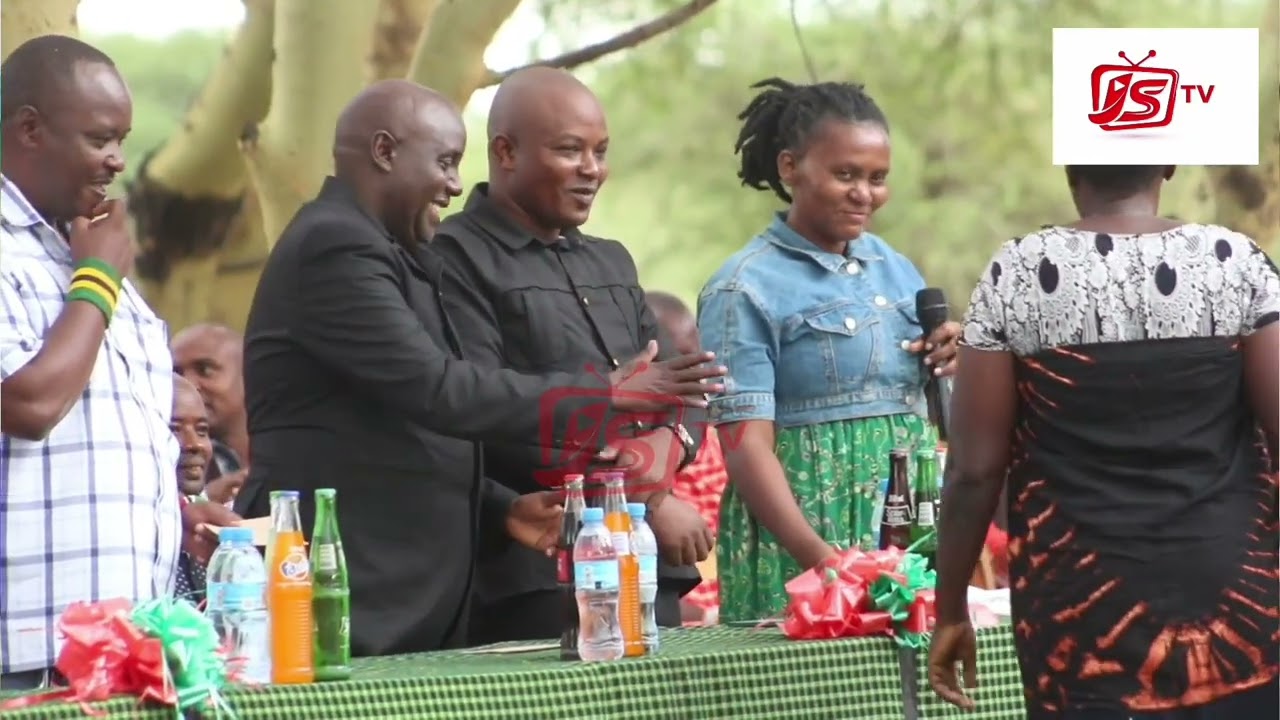 MKUU WA SHULE YA OLTEPES SECONDARY ALIE FAULISHA KWA ALAMA ZA JUU AWAPA ZAWADI WANAFUNZI HAO.