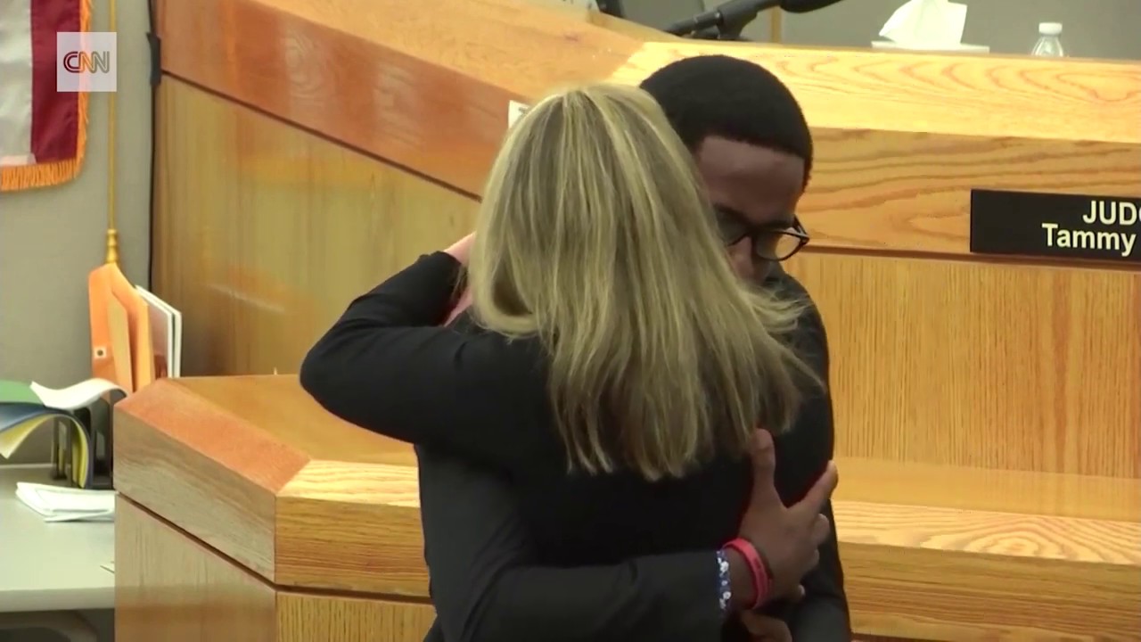 Botham Jean perdoa e abraça mulher que matou seu irmão