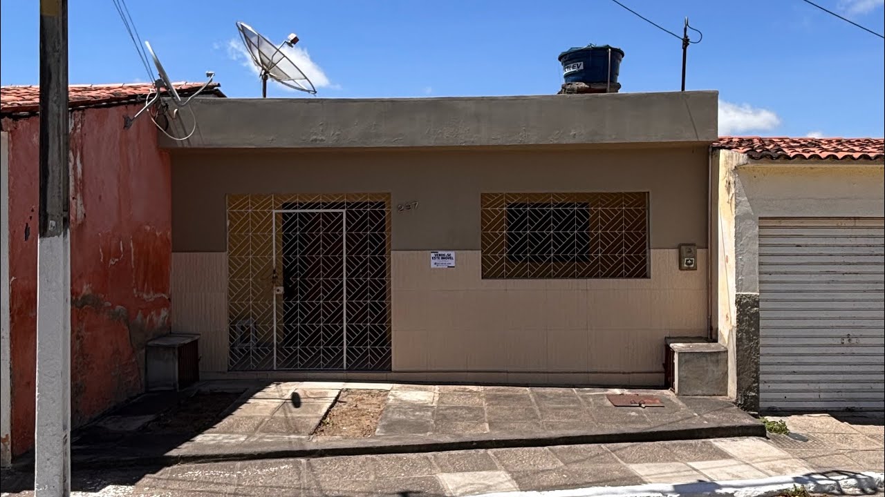 493- CASA A VENDA DE FRENTE A PRAÇA NA RUA JOSÉ BONIFÁCIO 