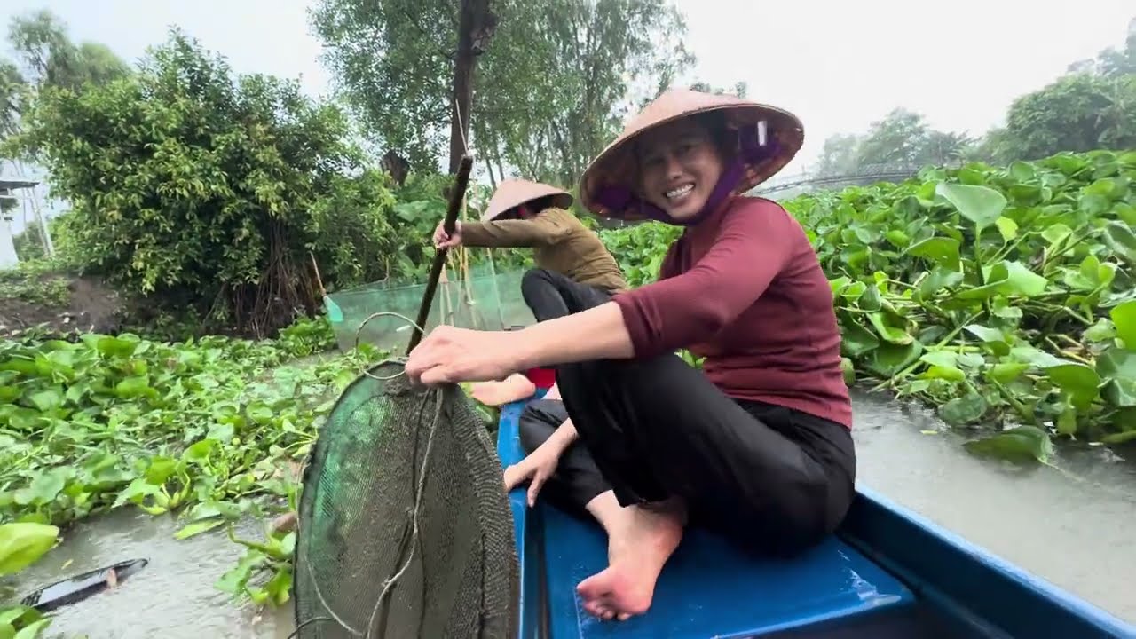 1564 / Trời mưa lớn mấy chị em đi thăm dớn