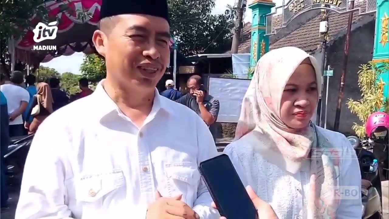 KAB MADIUN - Cabup Hari Wuryanto Nyoblos Bareng Istri Dan Simpatisan
