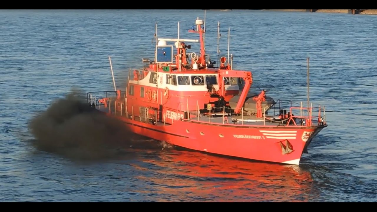 Feuerwehr Feuerl&ouml;schboot ohne Umweltplakette fette Ru&szlig;wolke in D&uuml;sseldorf