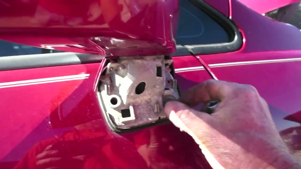 Снятие бокового зеркала на Nissan Versa 2007 - 2012 гг.