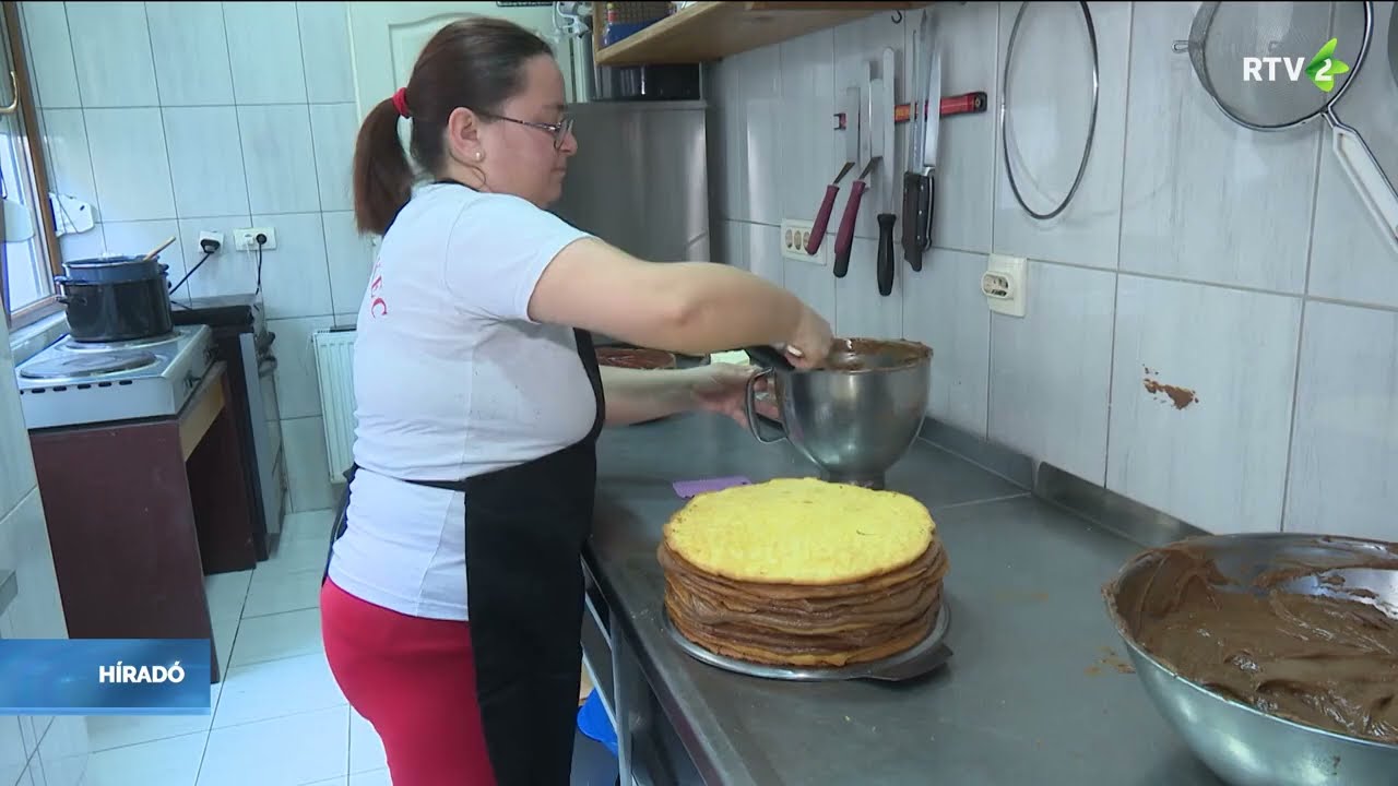 A bezd&aacute;ni cukr&aacute;szda dobostort&aacute;ja hagyom&aacute;nyos recept szerint k&eacute;sz&uuml;l