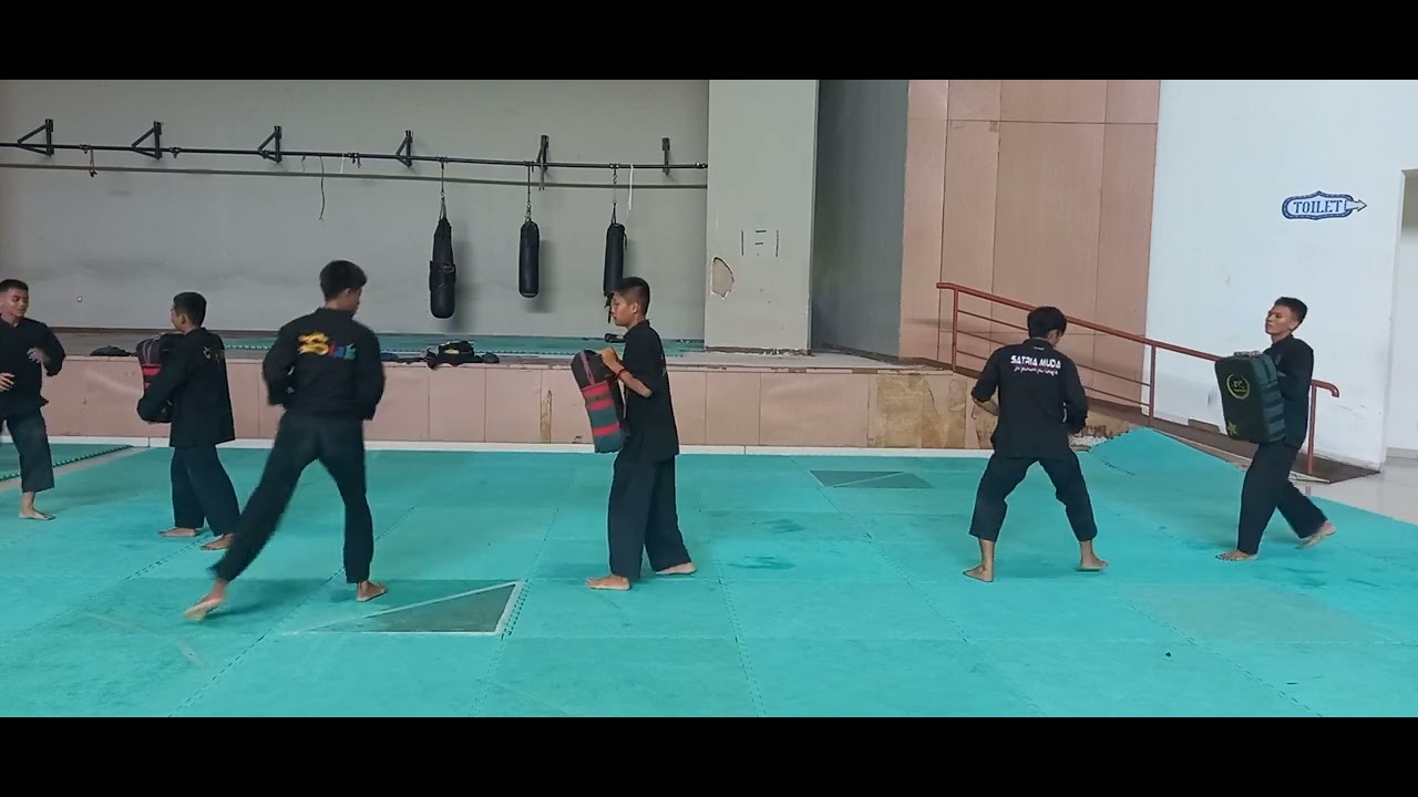 ZAKIYUDDIN 18 Depan Tidak dalam jarak serang Serangan tidak langsung