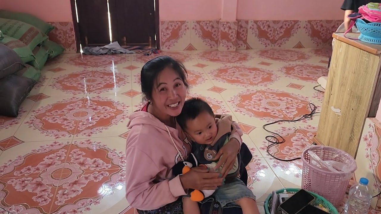 ธันวาน้อย​ก่อนกลับหอมแก้มแม่ใหญ่พ่อน้องหลีดมาเอาแตงโมแล้วขอบคุณผู้ใหญ่ใจดี​