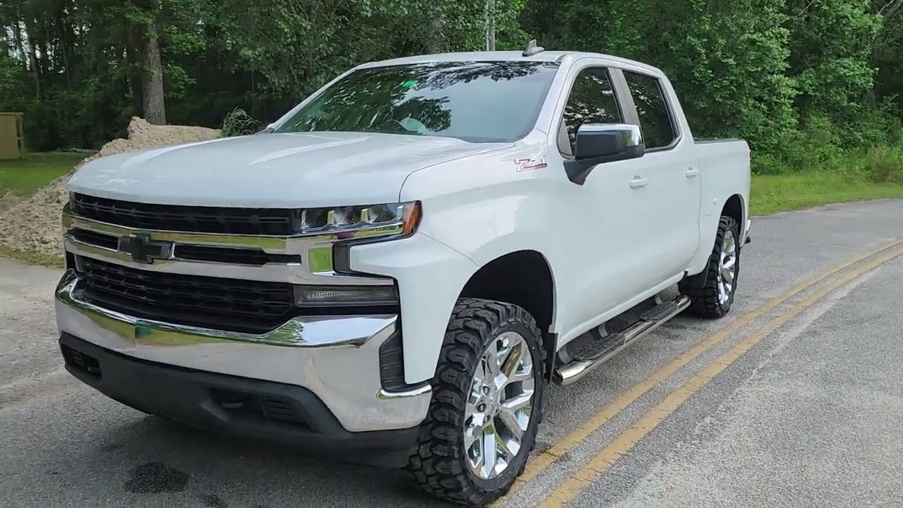 Заниженная подвеска на Silverado Z71 2021 года с 22-дюймовыми и 33-дюймовыми дисками. Диски Snowf...