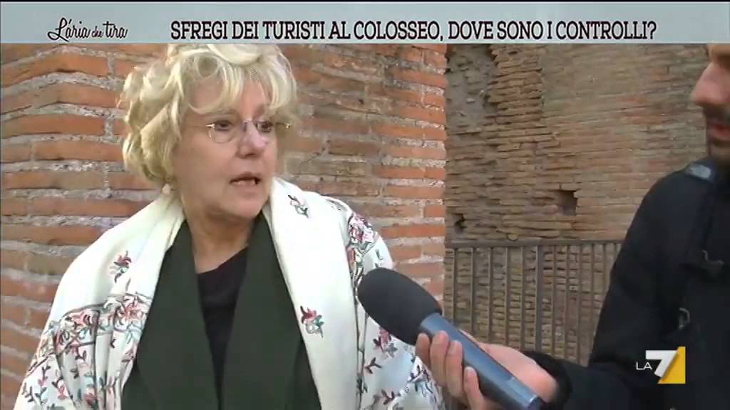 Sfregi dei turisti al Colosseo, dove sono i controlli?