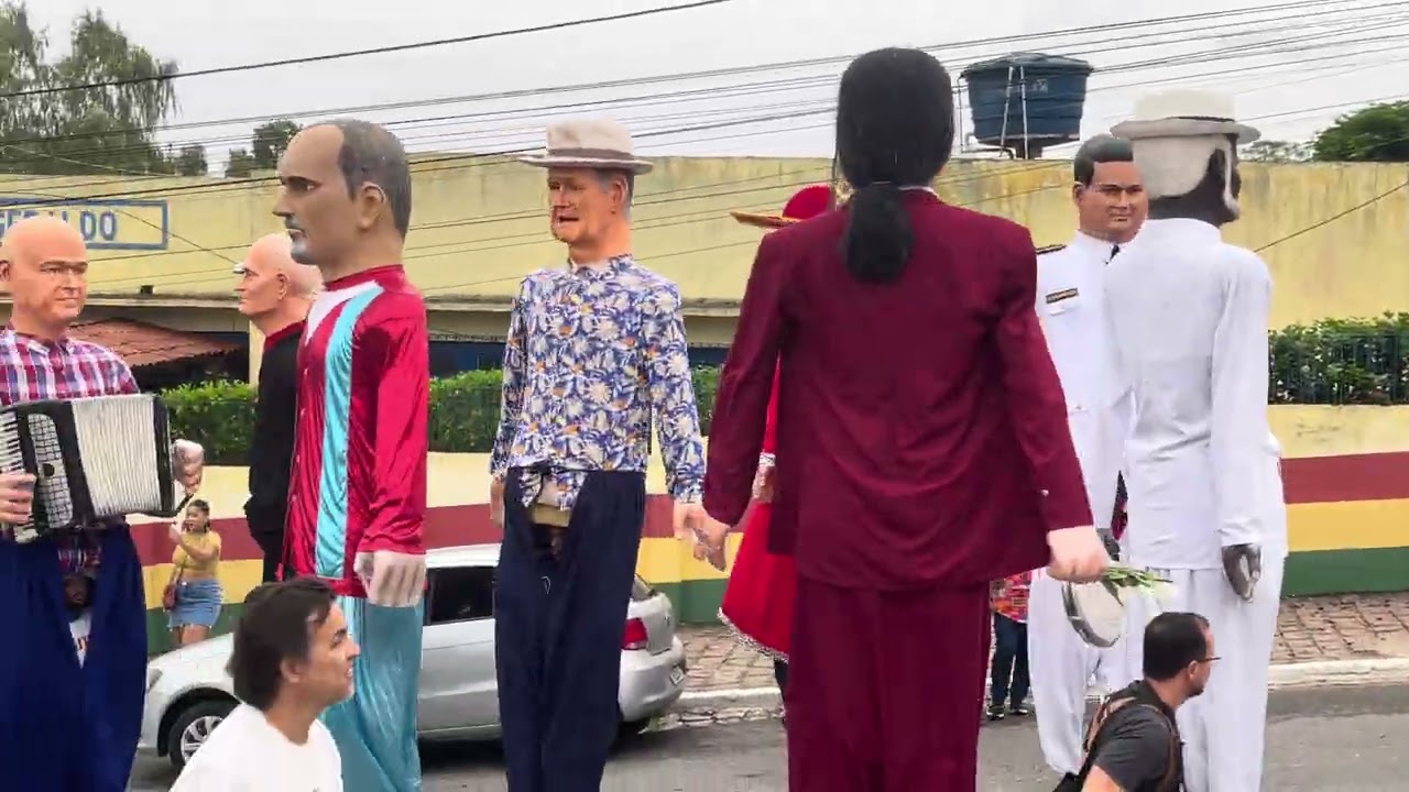 Zé matuto na escola São Geraldo gravando a saída do bloco dos boneco gigante em Bom Conselho