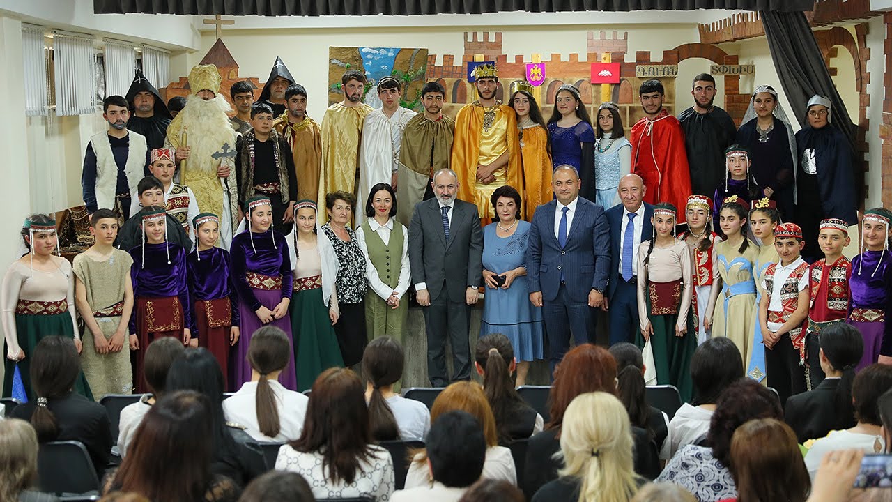 Վարչապետը Կոտայքի մարզի Զառ բնակավայրի միջնակարգ դպրոցում ներկա է գտնվել «Պապ թագավոր» ներկայացմանը
