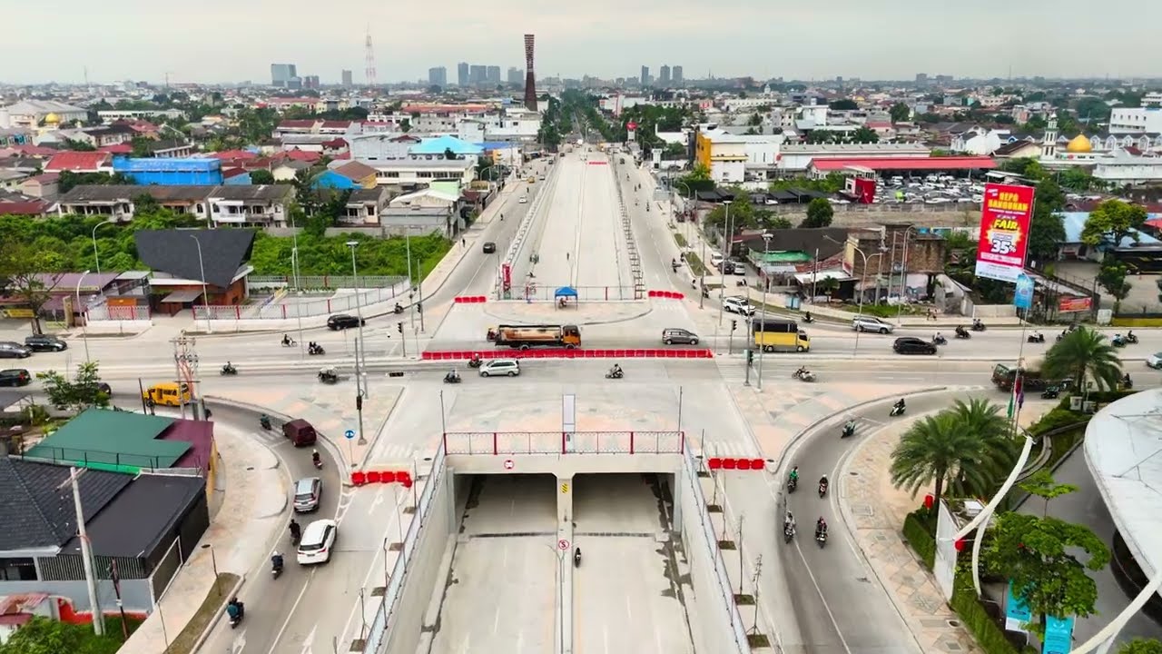 Terbang santai di atas underpass gatsu simpang manhattan kota medan