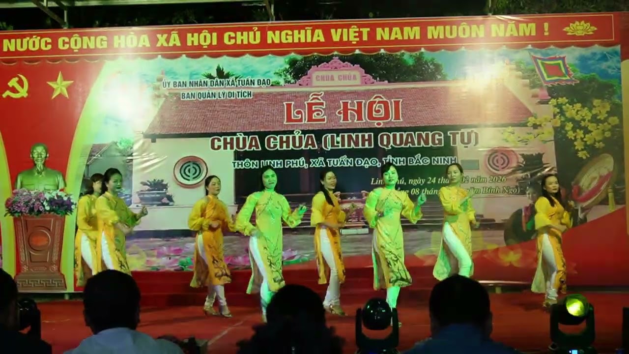 Dân vũ phố xuân