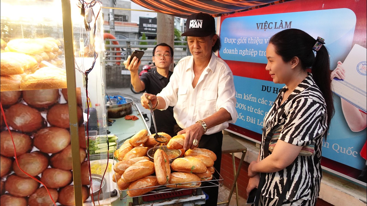 Mỗi lần ghé phải 5 - 7 ổ mới đã cái nư xe bánh mì thịt 12k không thể bỏ qua khi đến thành phố này