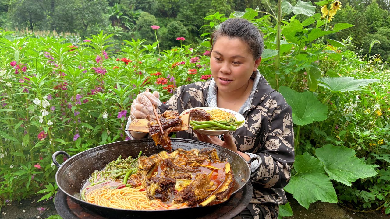 炖一锅爆辣牛排骨，配着南瓜尖和米粉太好吃了 I made a pot of very spicy steak today