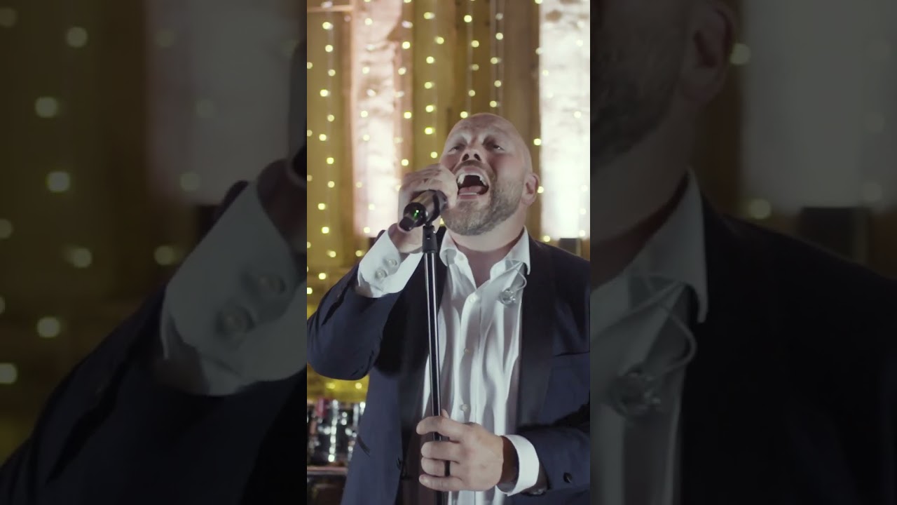 Wedding singer performing Giant by Calvin Harris at Lillibrooke Manor, Maidenhead, UK