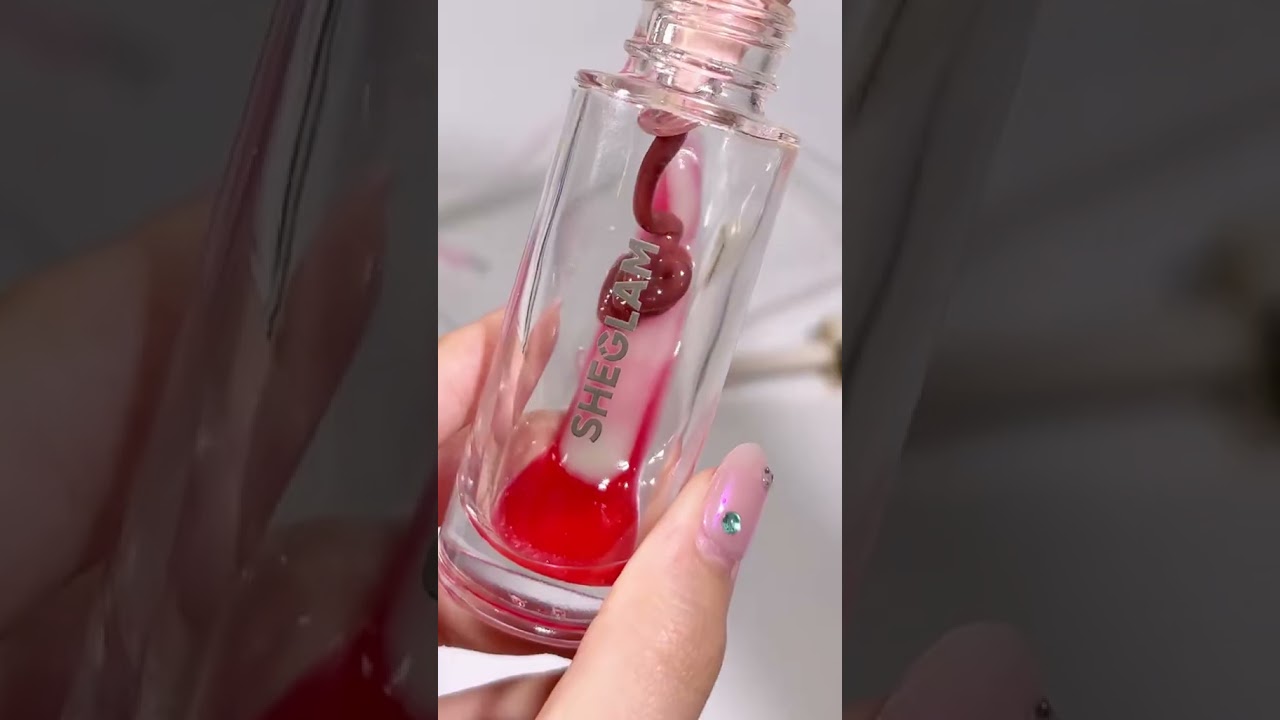 Turning all our Crystal Glaze lippies into one GIANT LIPGLOSS 😍👄ID: 39264985