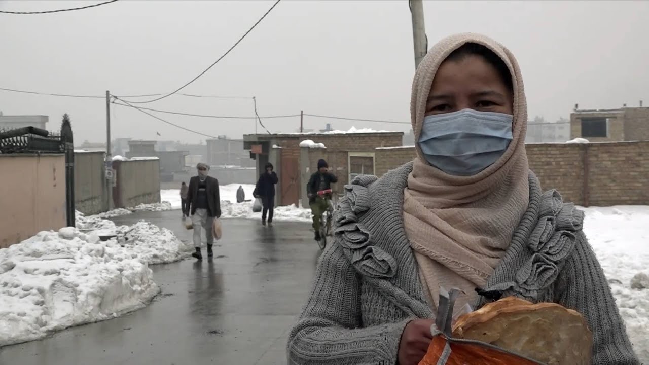 GLOBALink | Local charity hands out flatbread to help poor Afghans