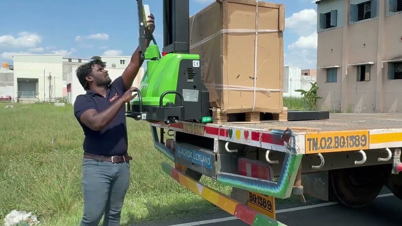 Hefty self loading stacker full electric