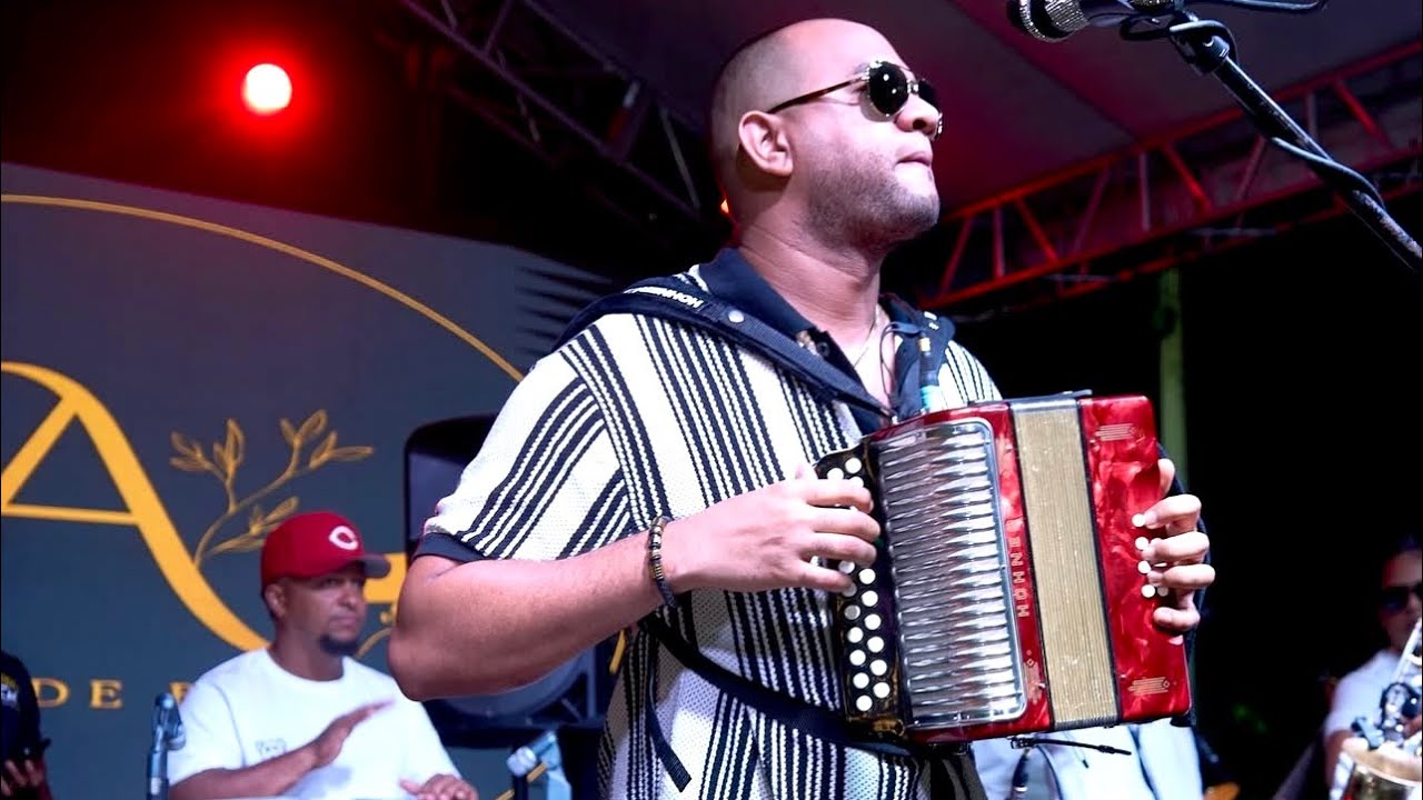 Eury Swing Banda ideal - A llorar Mi Pena en Vivo (para musicologo)