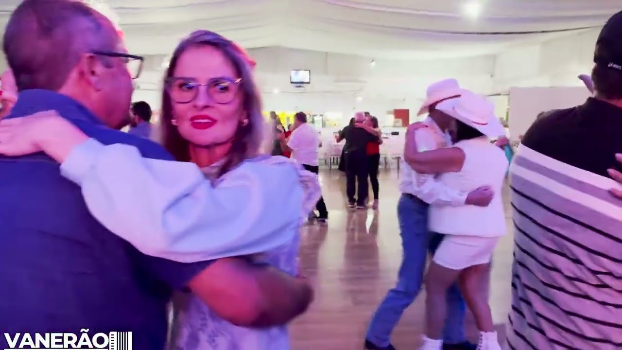 Tem muito bugio e vaneira nos bailes do Grupo Vanerão!