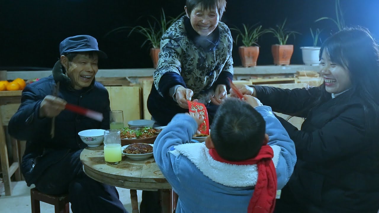 【二米炊烟】今年的年夜饭菜式简单，叫花鸡，盐菜扣菜，剁椒鱼头，卤牛肉，蒜蓉粉丝虾，一桌简单的年夜饭，一家人团团圆圆