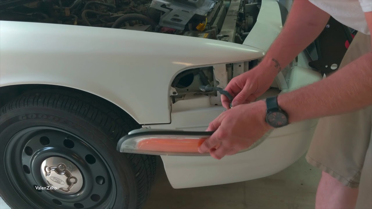 2006 Ford Crown Victoria Police Interceptor Side Marker Lamp + LED Bulb Replacement How-To