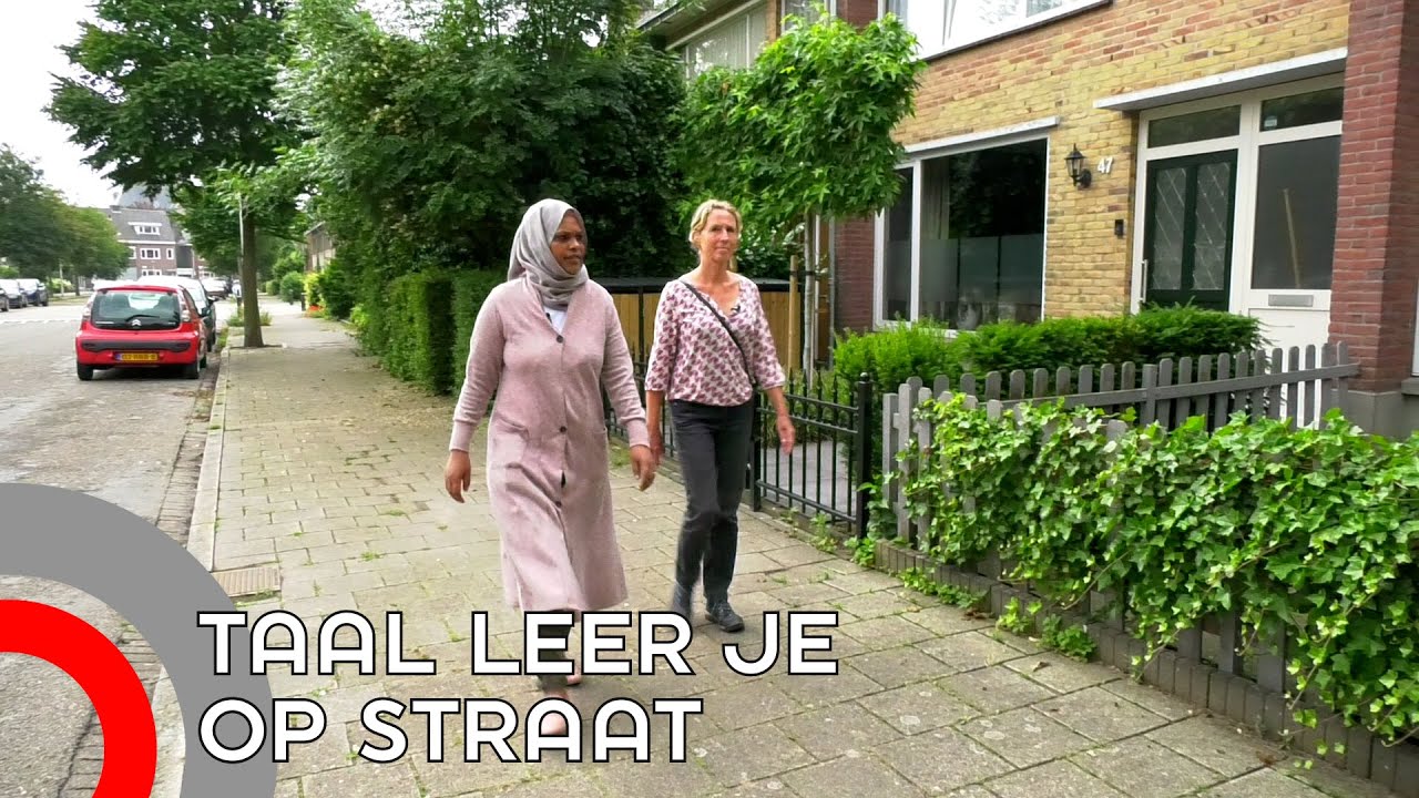 Migranten leren Nederlands tijdens een wandeling in de buurt