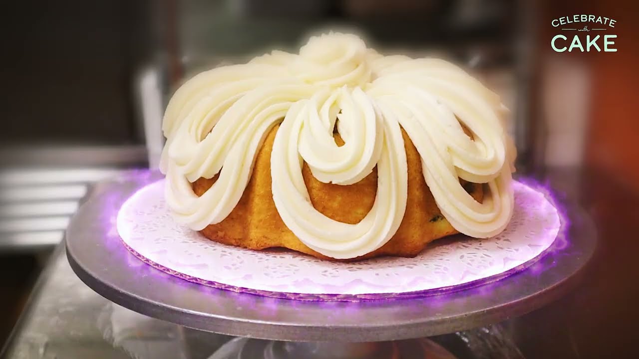 Perfect Buttercream Swirl on a Bundt Cake (60 Seconds)