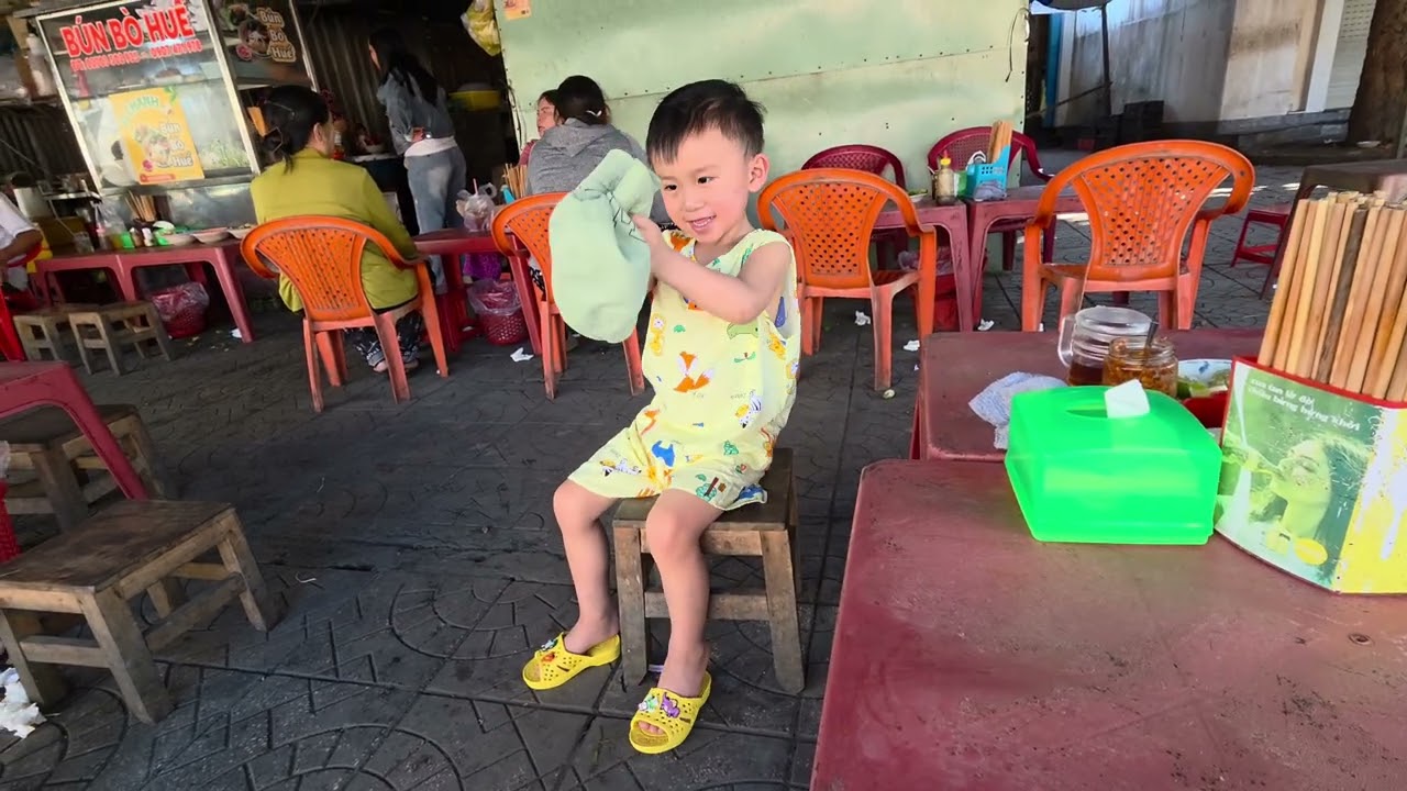 Về VN đi ăn bún