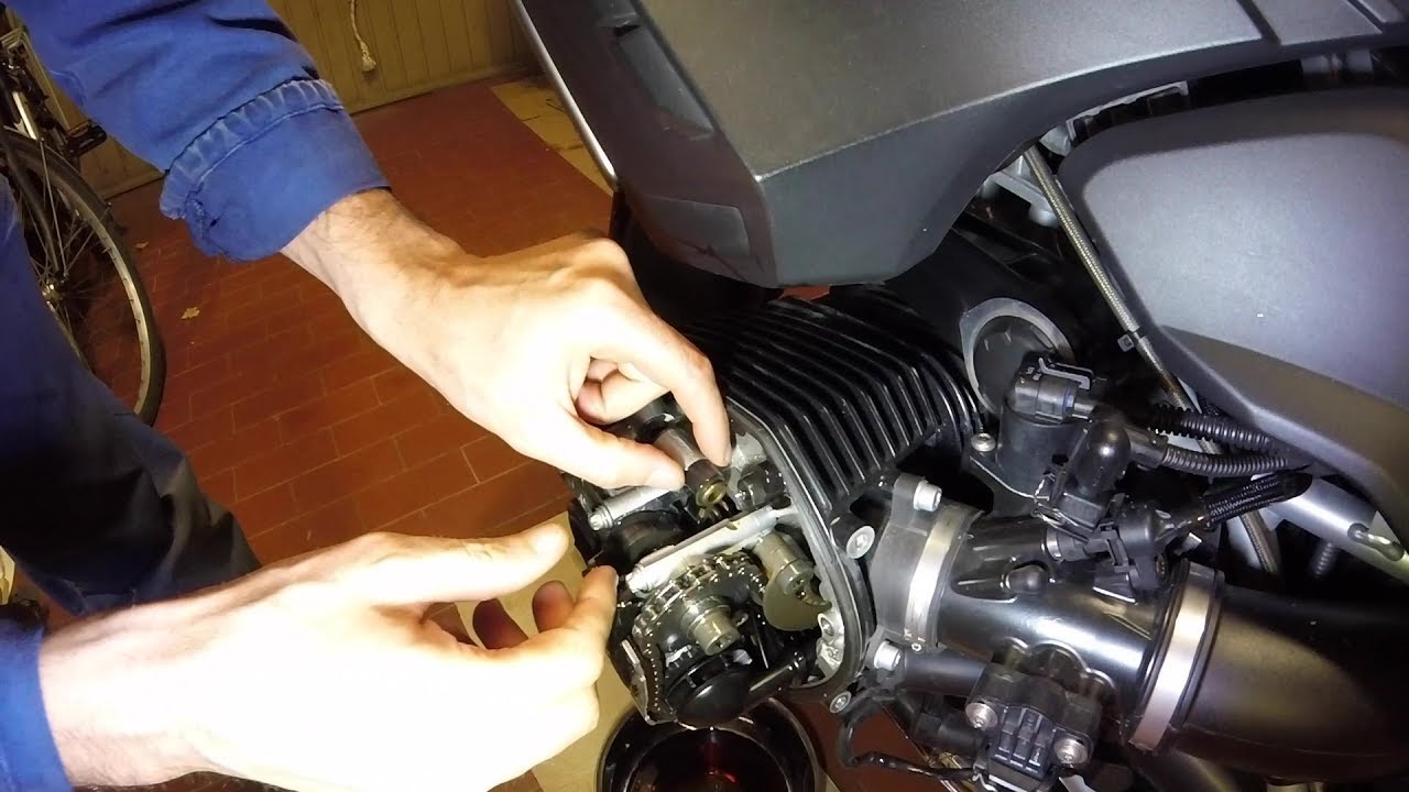 Regolazione gioco valvole e sostituzione candele al BMW R1200GS del 2012 (parte del tagliando)