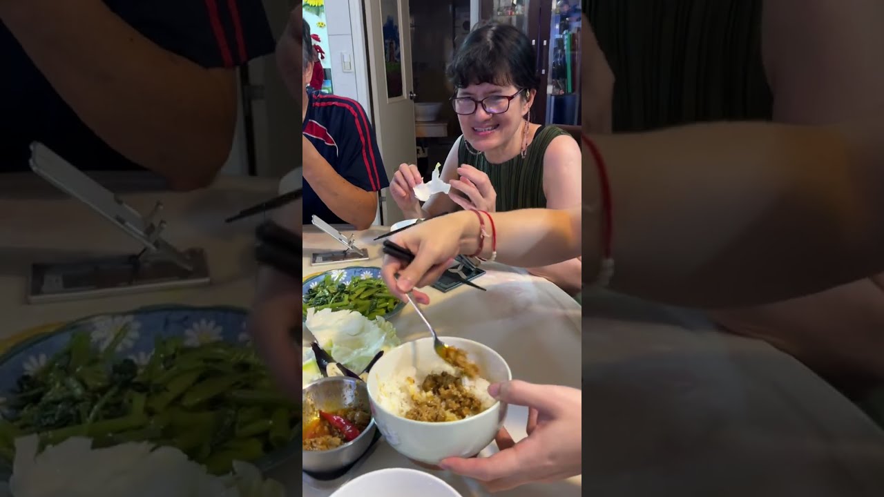 ឆាប្រហុកខ្ទិះ​ ឆ្ងាញ់ម៉ែក្មេកខ្ញុំថាប្រហុកអត់ស៊្អុយទេ☺