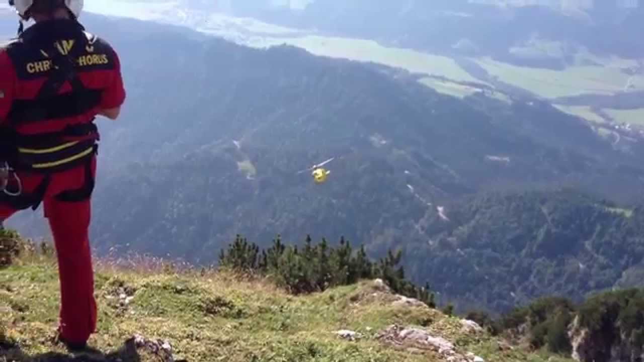 Helicopter startet spektakulär vom Berggipfel