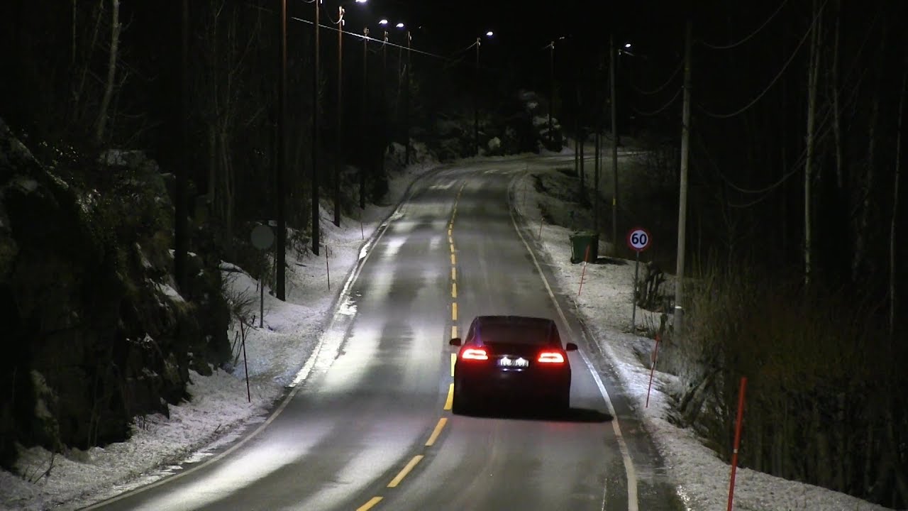 Energy saving auto dimming street lights