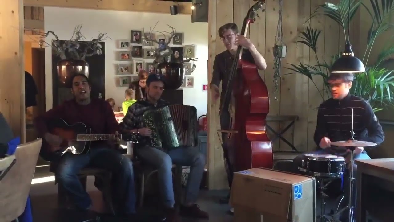 Marktkoopman speelt op de Nistel