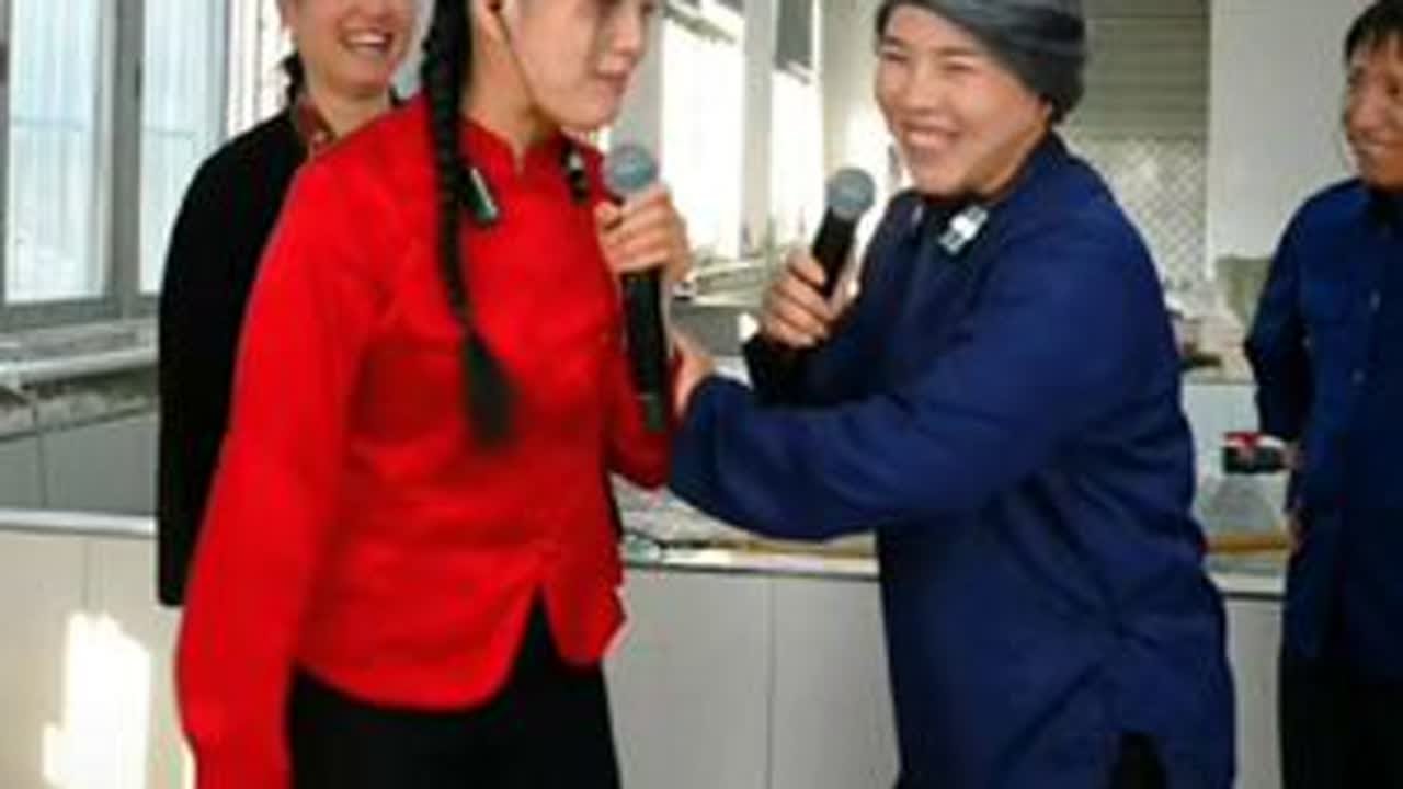 阳澄湖直播现场@小土妹(不忘初心) @静静（小土妹妹妹） 表情唱《一壶老酒》